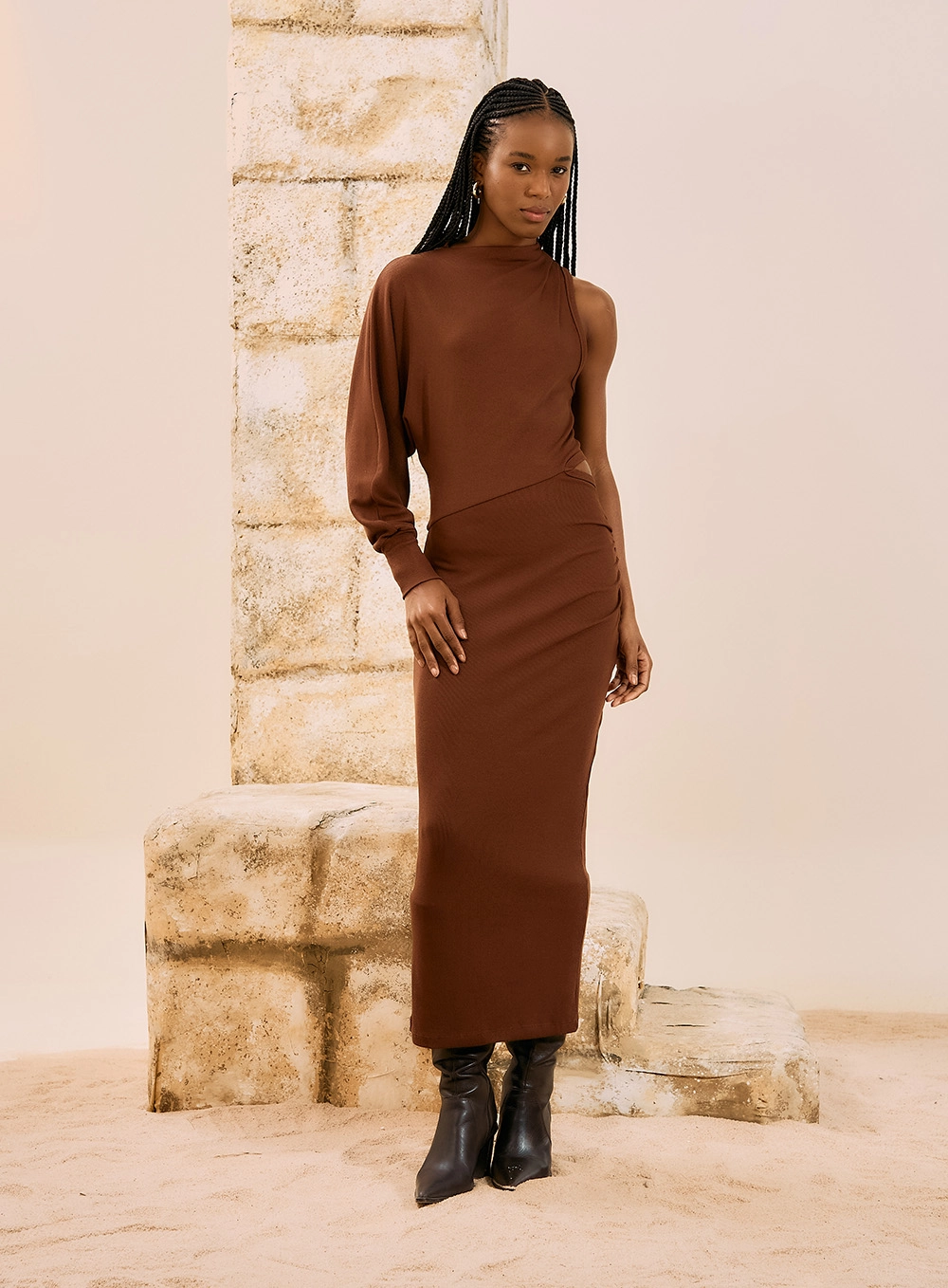 Vestido Midi Assimétrico One Sleeve Marrom 1