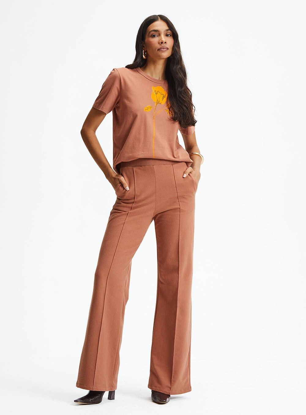 Camiseta Feminina Comfort Com Estampa Marrom 3
