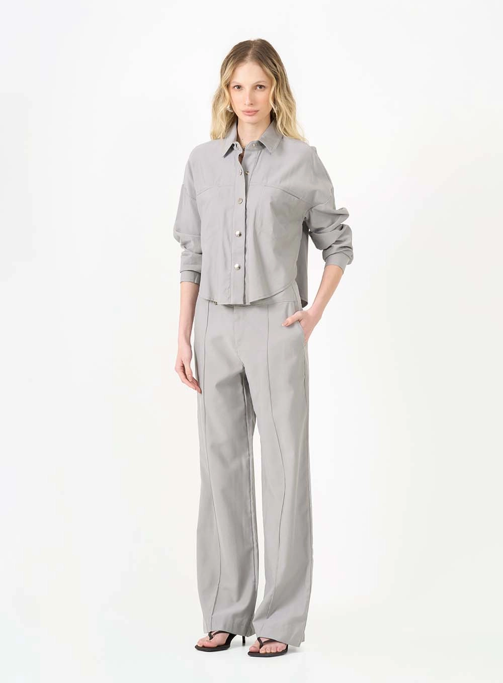 Camisa Oversized Manga Longa Com Bolsos Embutidos Cinza 4