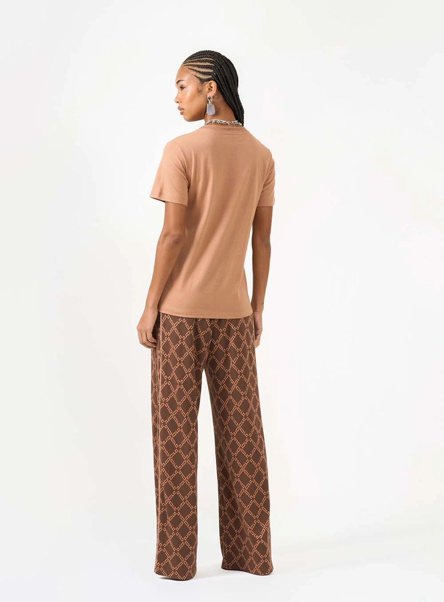 Camiseta Regular Básica Com Detalhe Minimalista Marrom 5