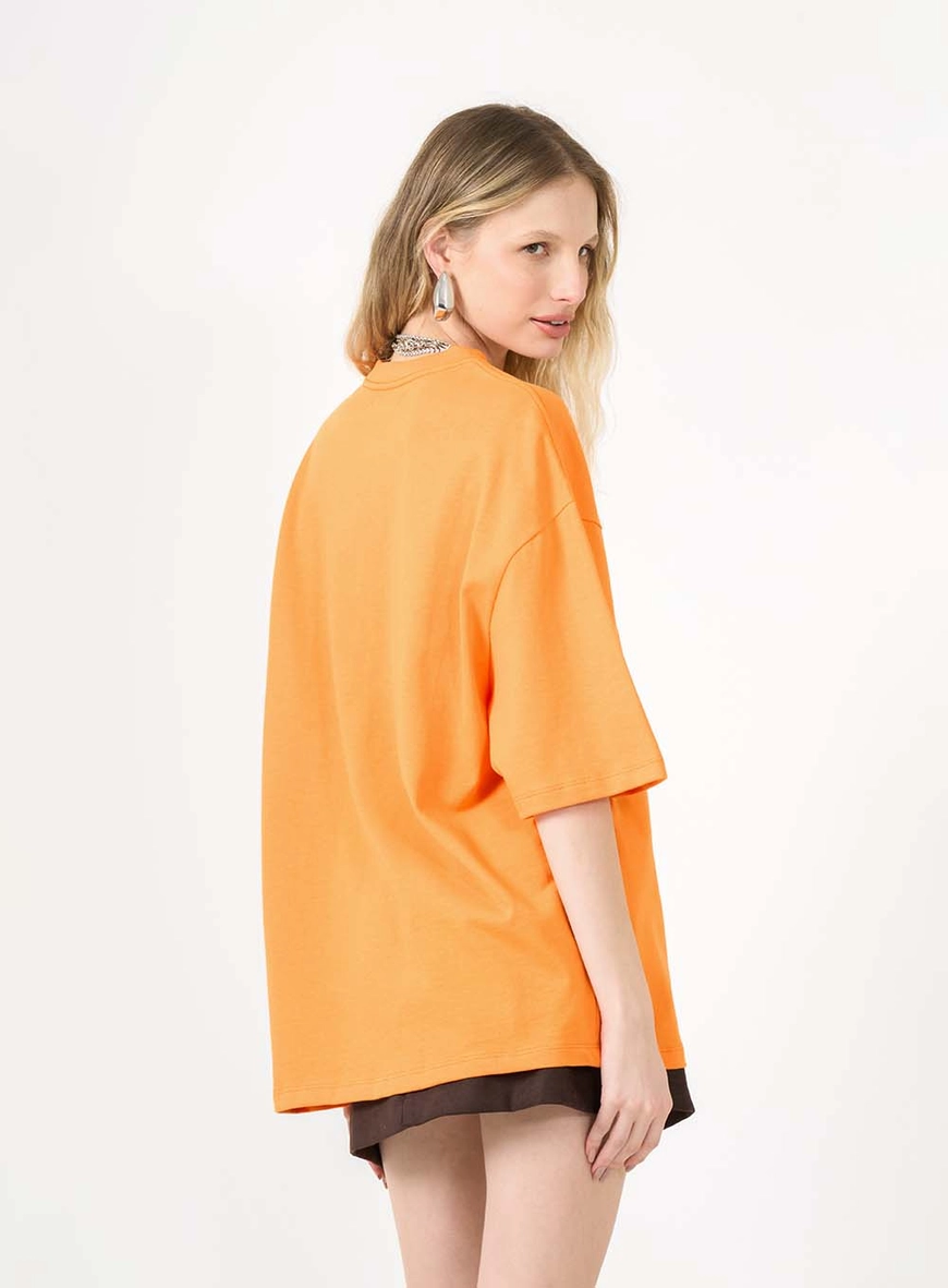 Camiseta Básica Super Oversized Com Detalhe Laranja 2