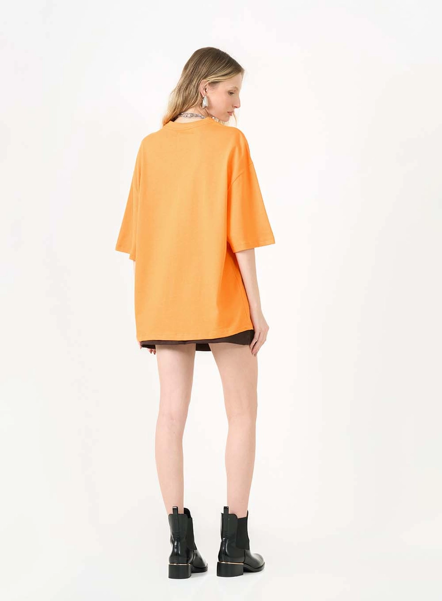 Camiseta Básica Super Oversized Com Detalhe Laranja 4