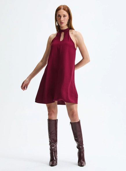 Vestido Curto Evasê Com Recorte Frontal Em Gota