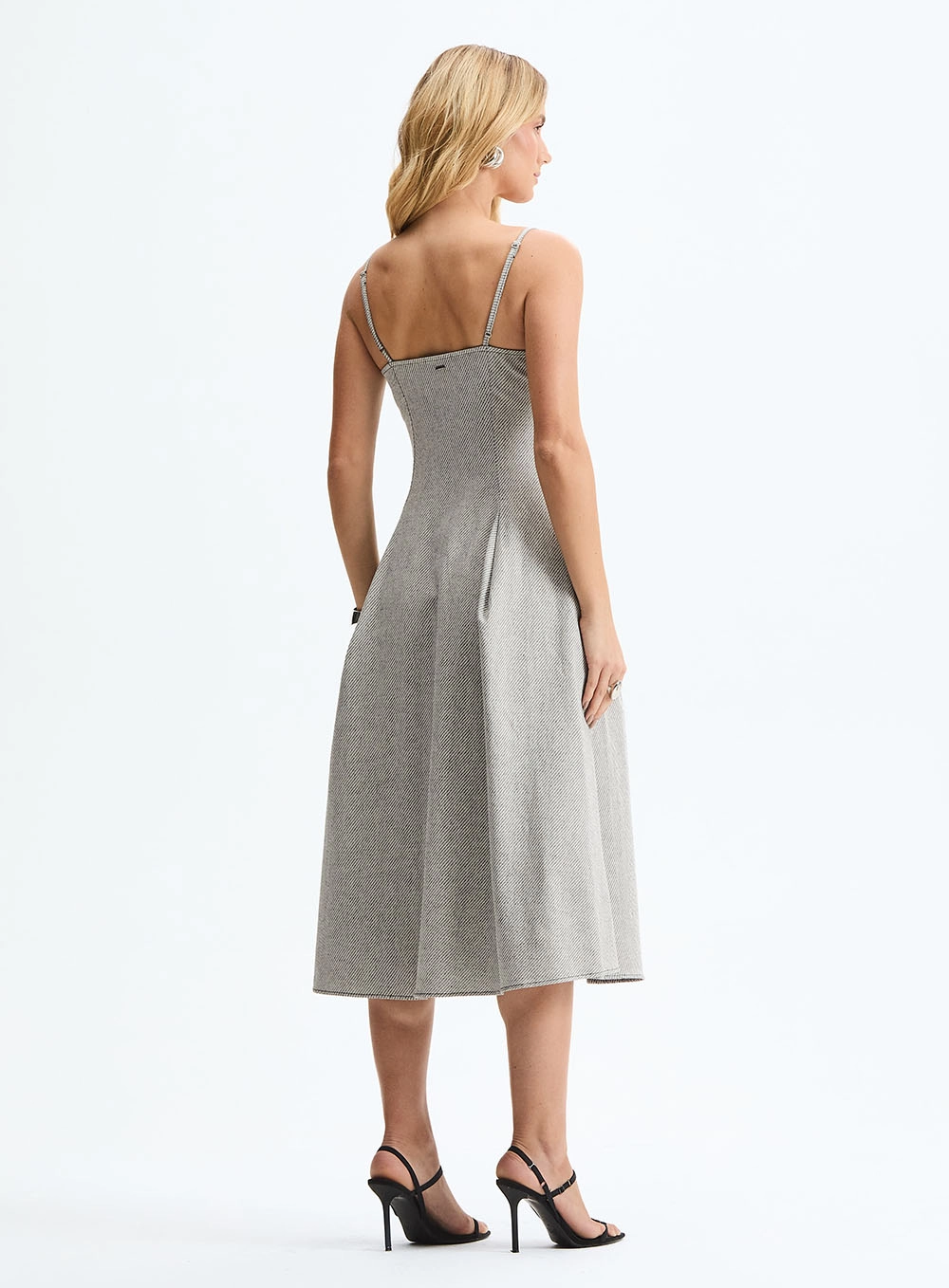 Vestido Midi Evasê Com Alças Finas Cinza 4