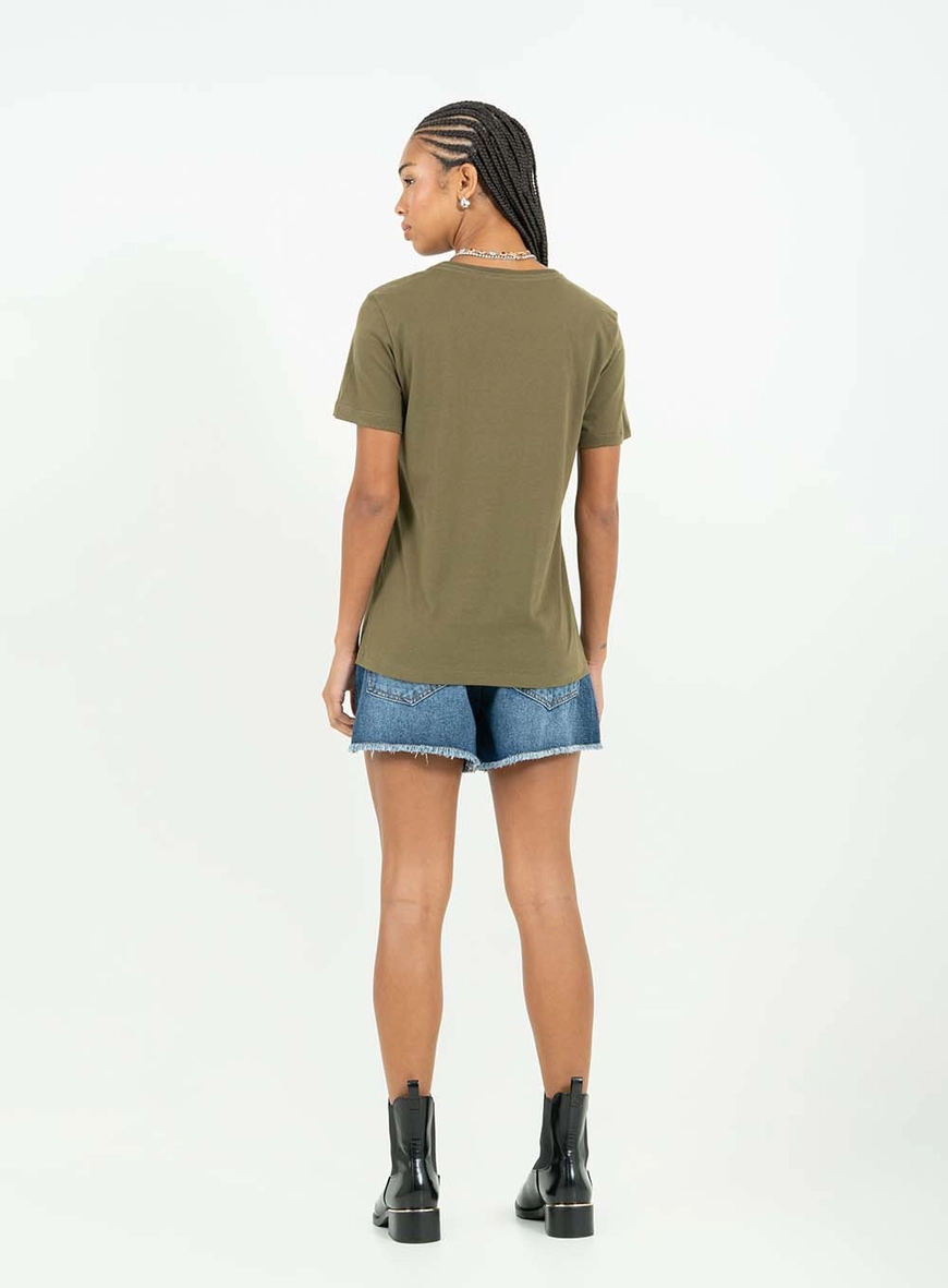 Camiseta Básica Regular Com Detalhe Emboss Verde 4