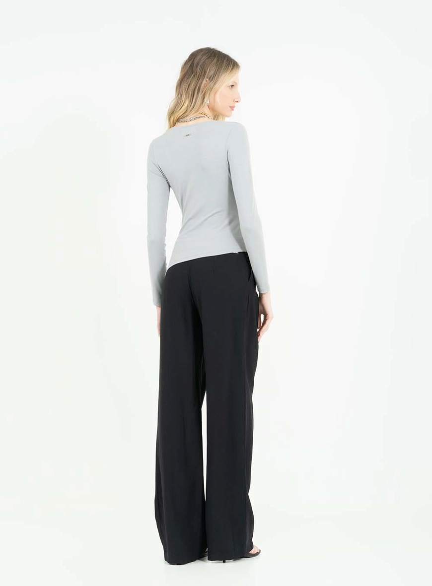 Blusa Assimétrica Small Com Decote V Cinza 4