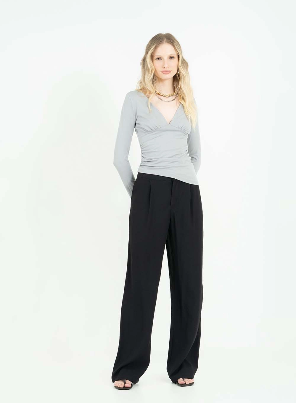 Blusa Assimétrica Small Com Decote V Cinza 3
