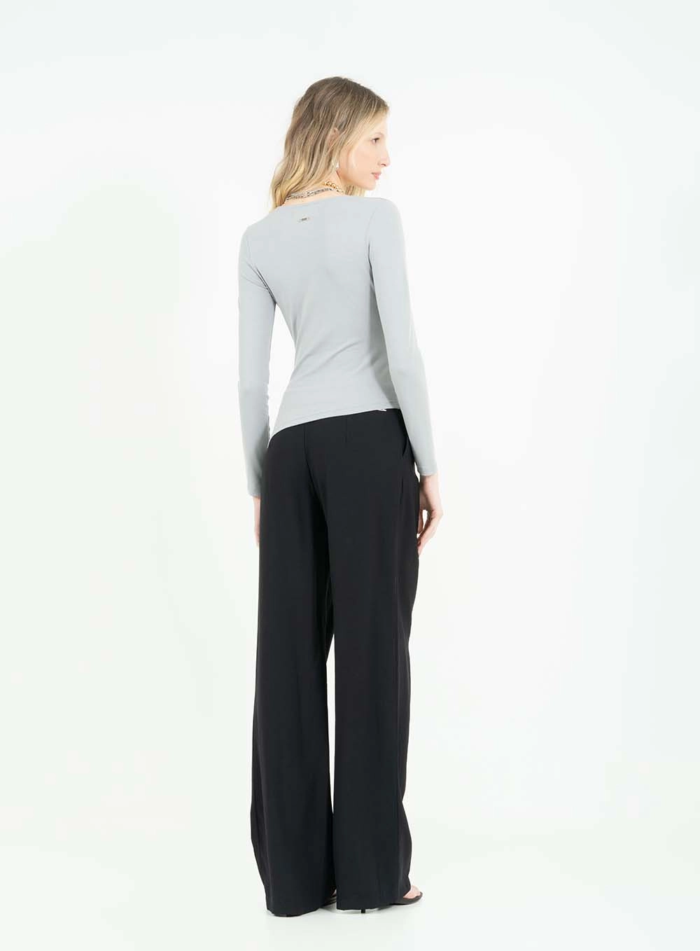 Blusa Assimétrica Small Com Decote V Cinza 4