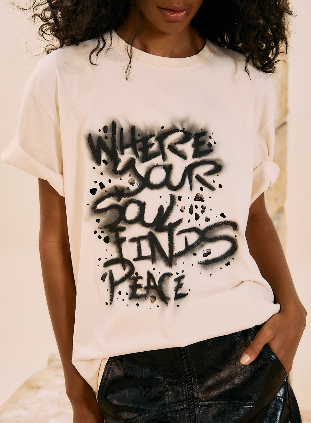 Camiseta Manga Curta Com Estampa Frontal Bege 3