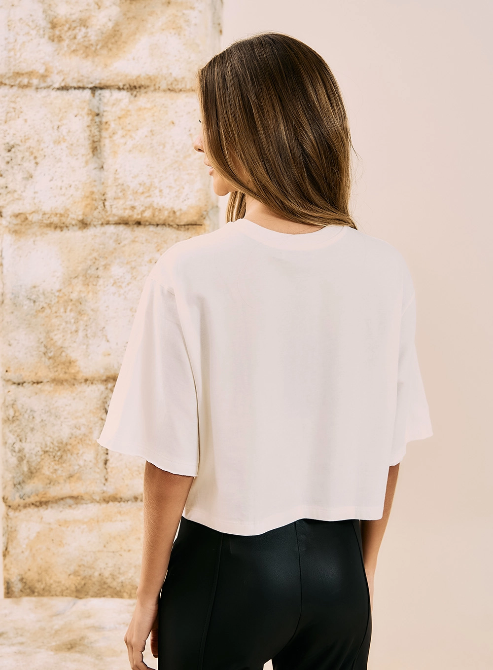 Camiseta Cropped Com Aplicações Bege 3