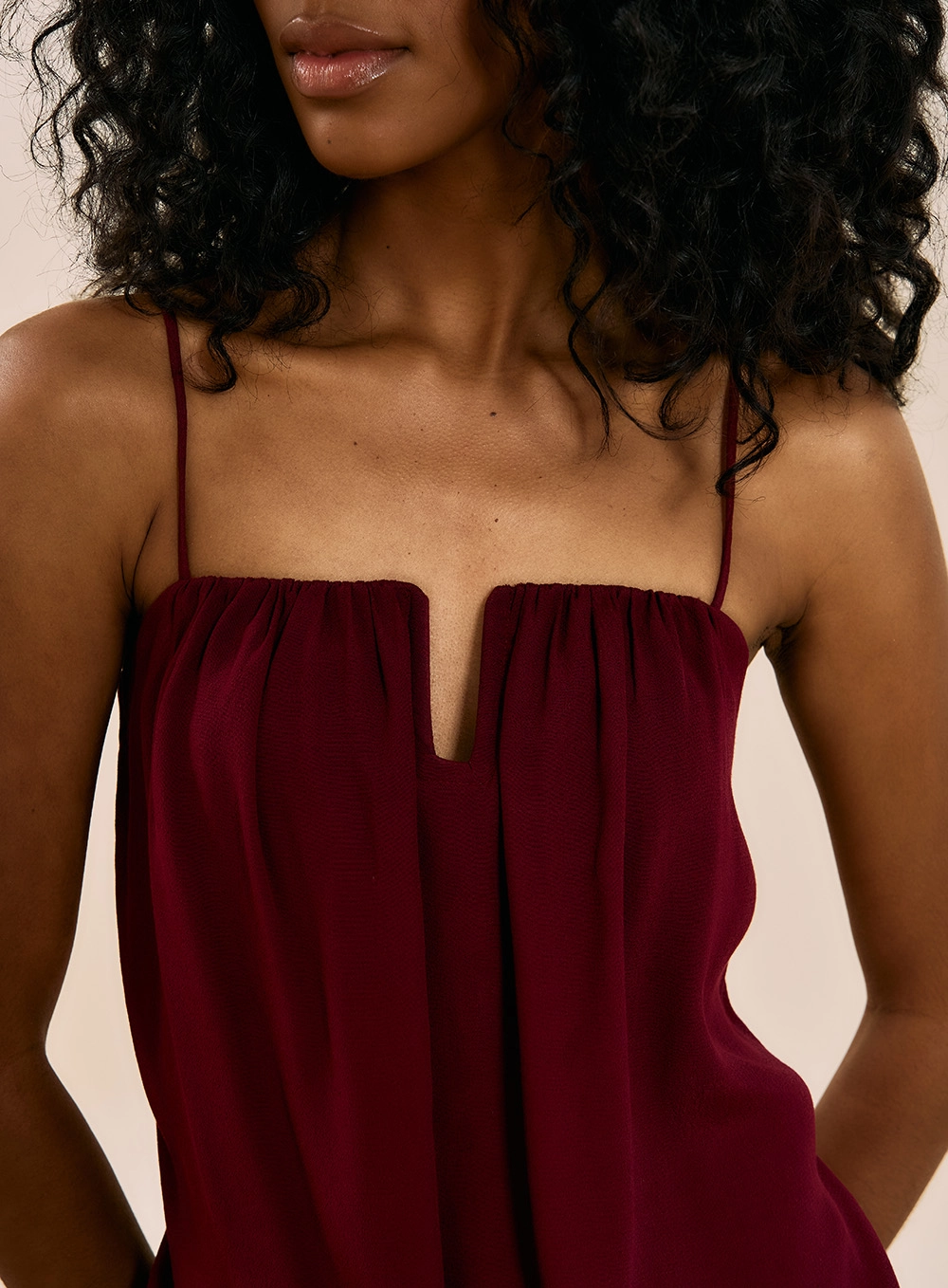 Blusa Fluida Com Recorte No Decote Bordo 2