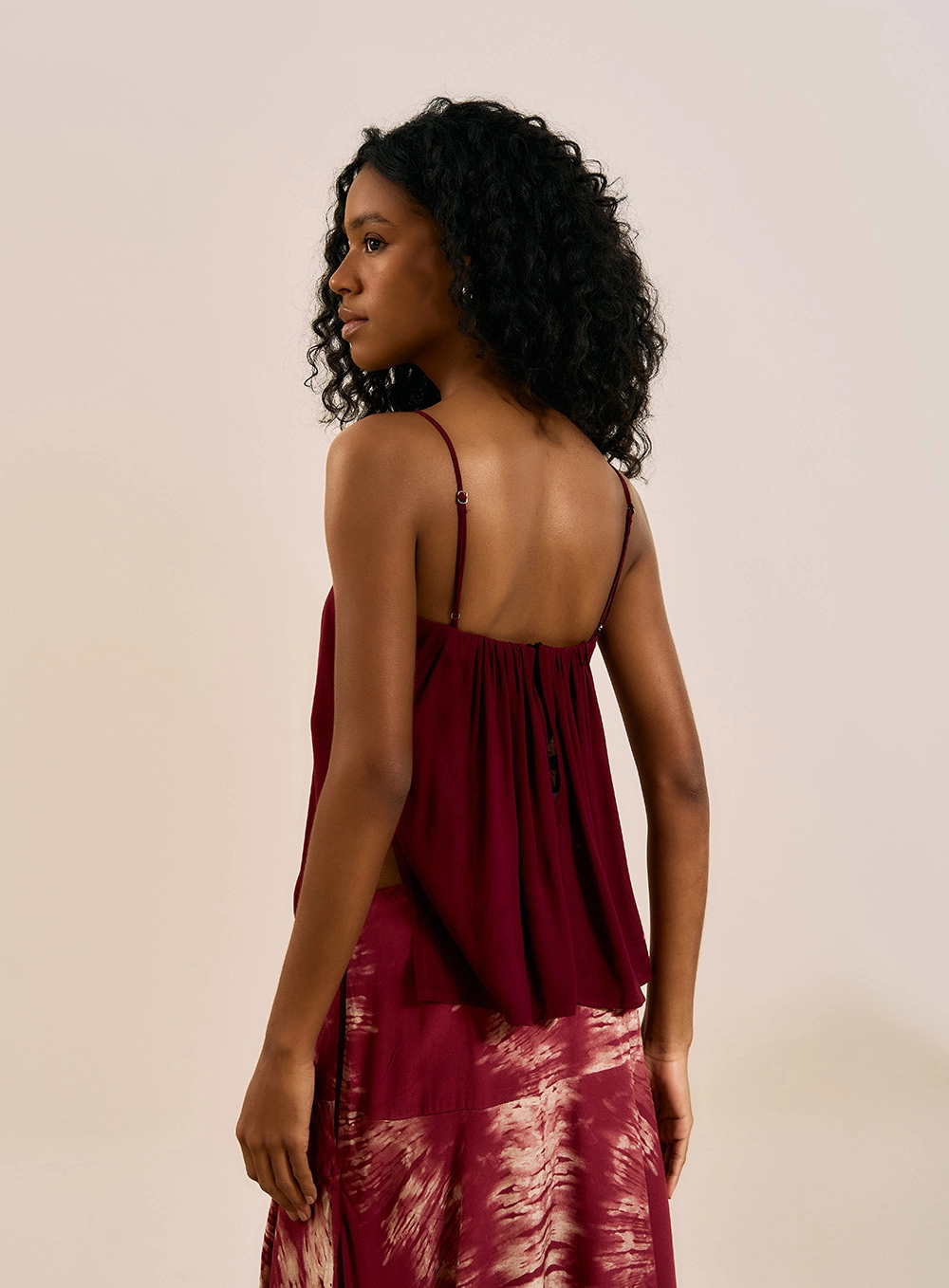 Blusa Fluida Com Recorte No Decote Bordo 3