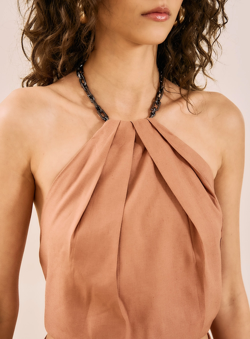 Blusa Cropped Halter Com Corrente Marrom 2