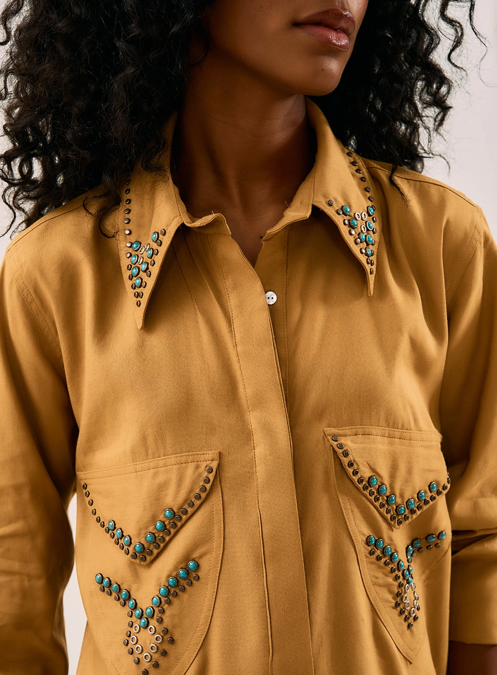 Vestido Curto Chemisier Com Aplicação Amarelo 2