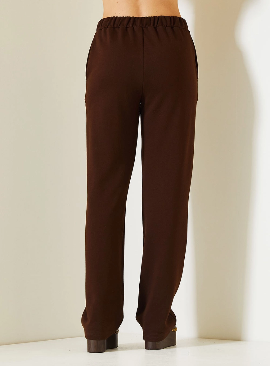 Calça Comfort Feminina Com Bolsos Laterais Marrom 4