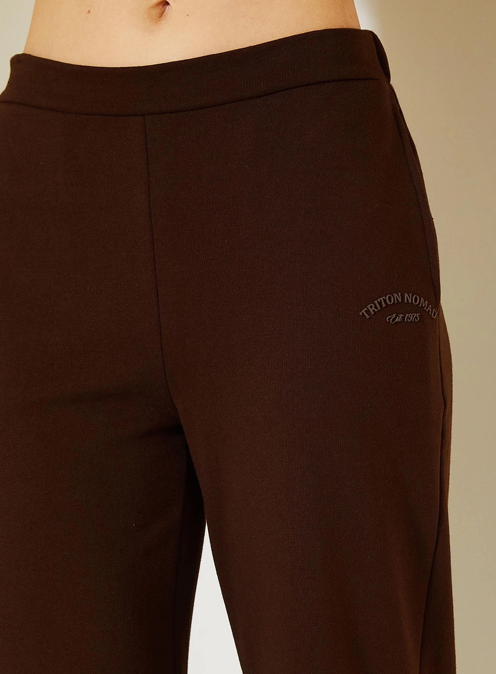 Calça Comfort Feminina Com Bolsos Laterais Marrom 3