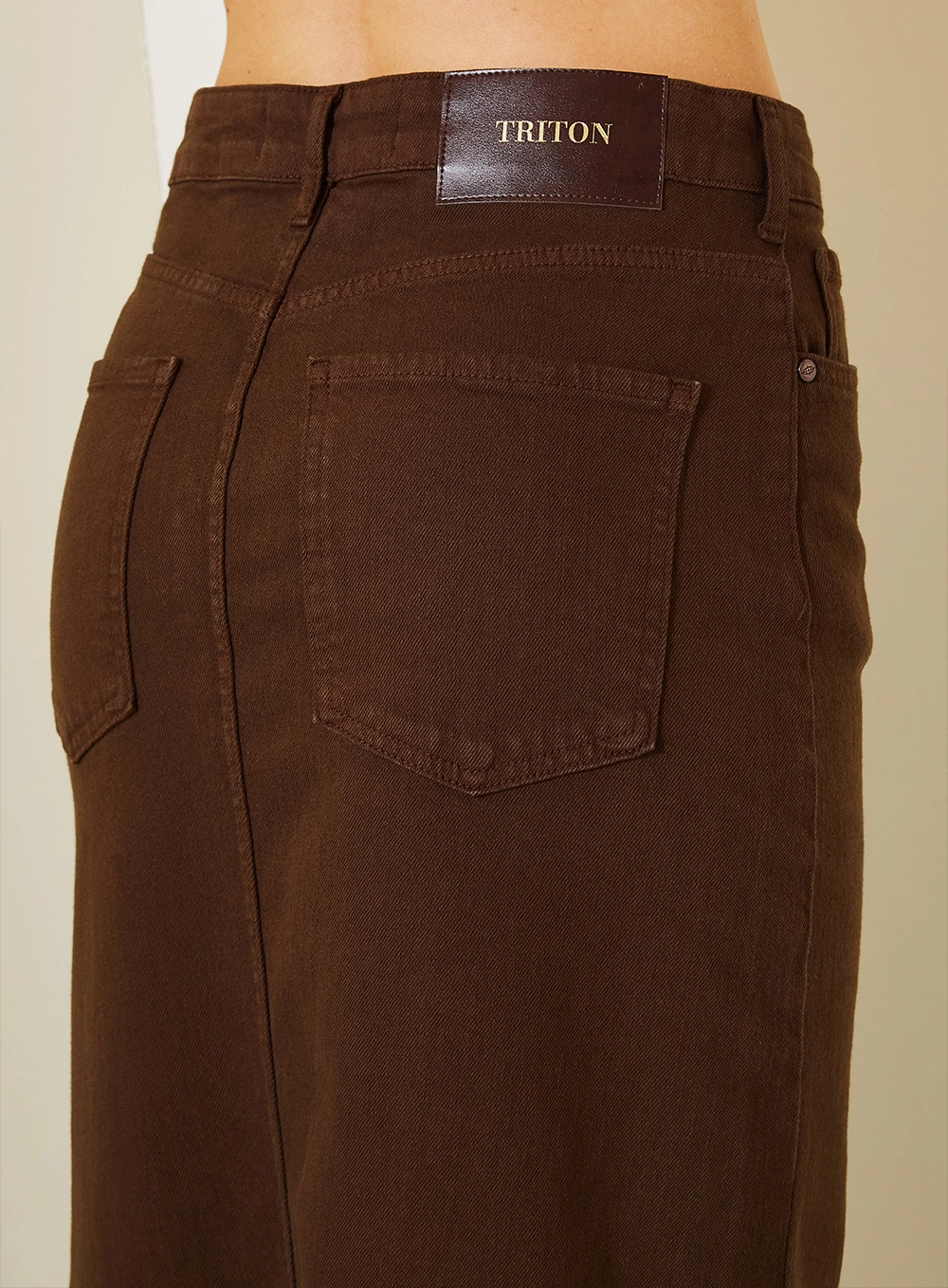 Saia Midi Stella Com Fenda Lateral Marrom 3