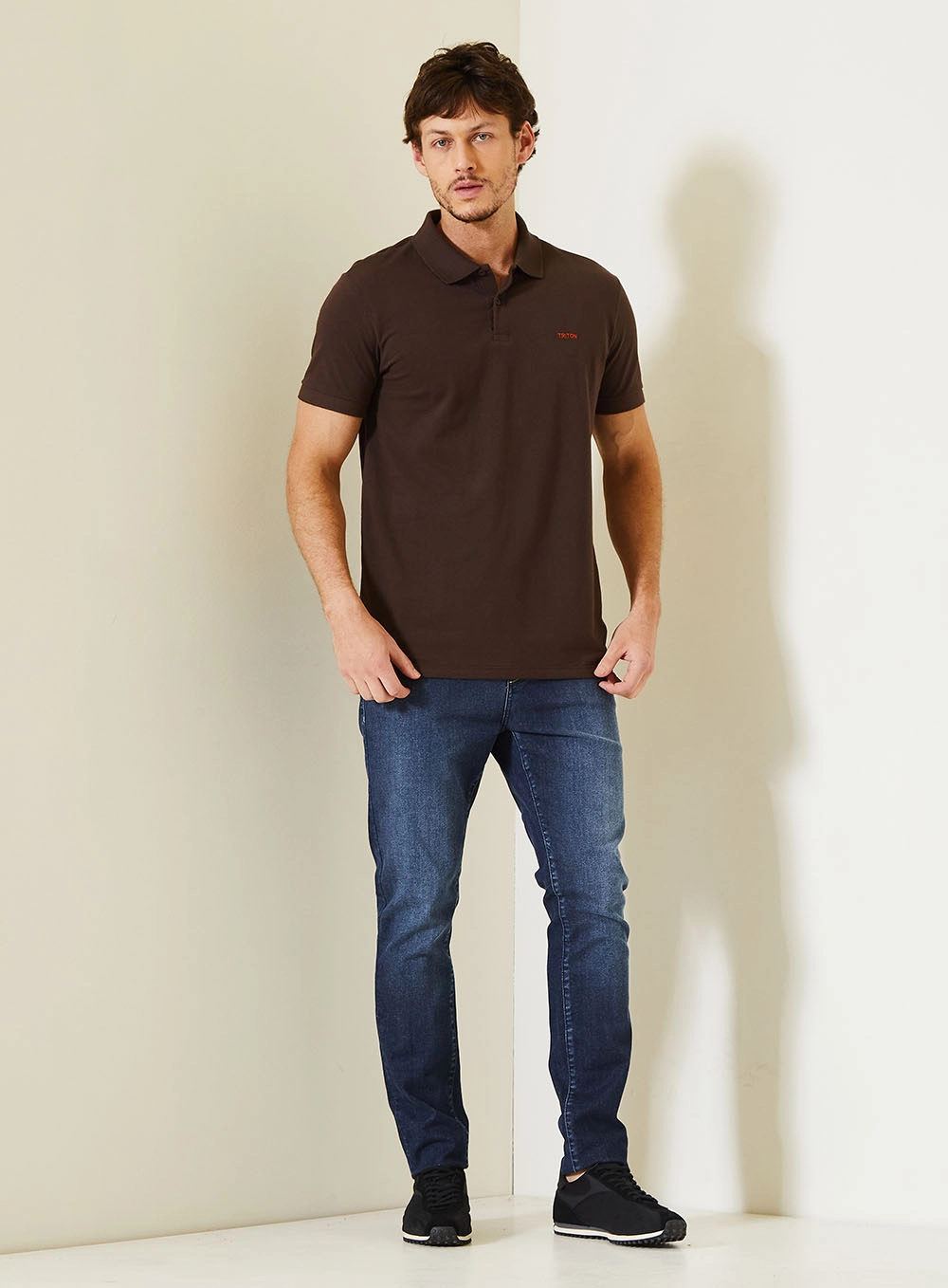 Polo Masculina Fit Com Logo Contrastante Marrom 3