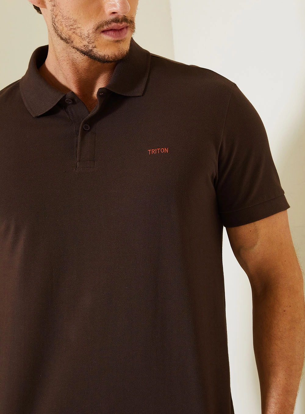 Polo Masculina Fit Com Logo Contrastante Marrom 4