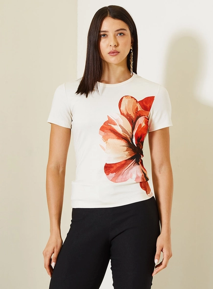 Camiseta Slim Fashion Com Estampa Floral Lateral