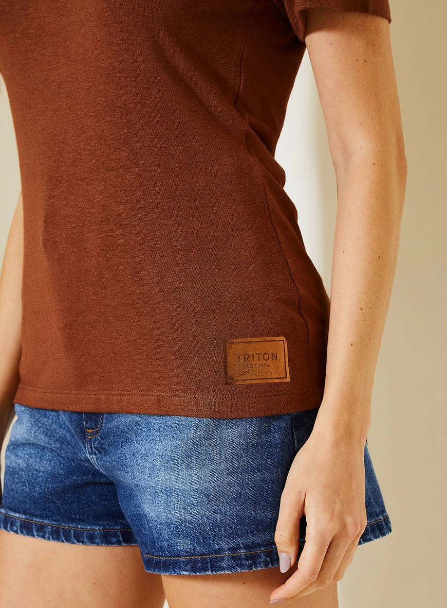 Camiseta Slim Feminina Com Decote Redondo Marrom 3