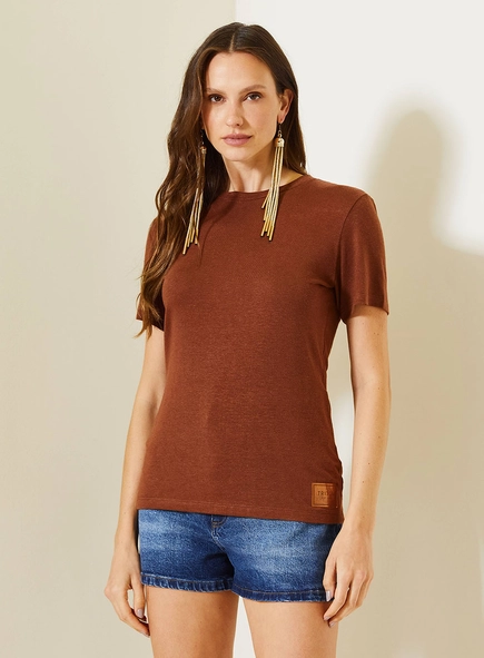 Camiseta Slim Feminina Com Decote Redondo