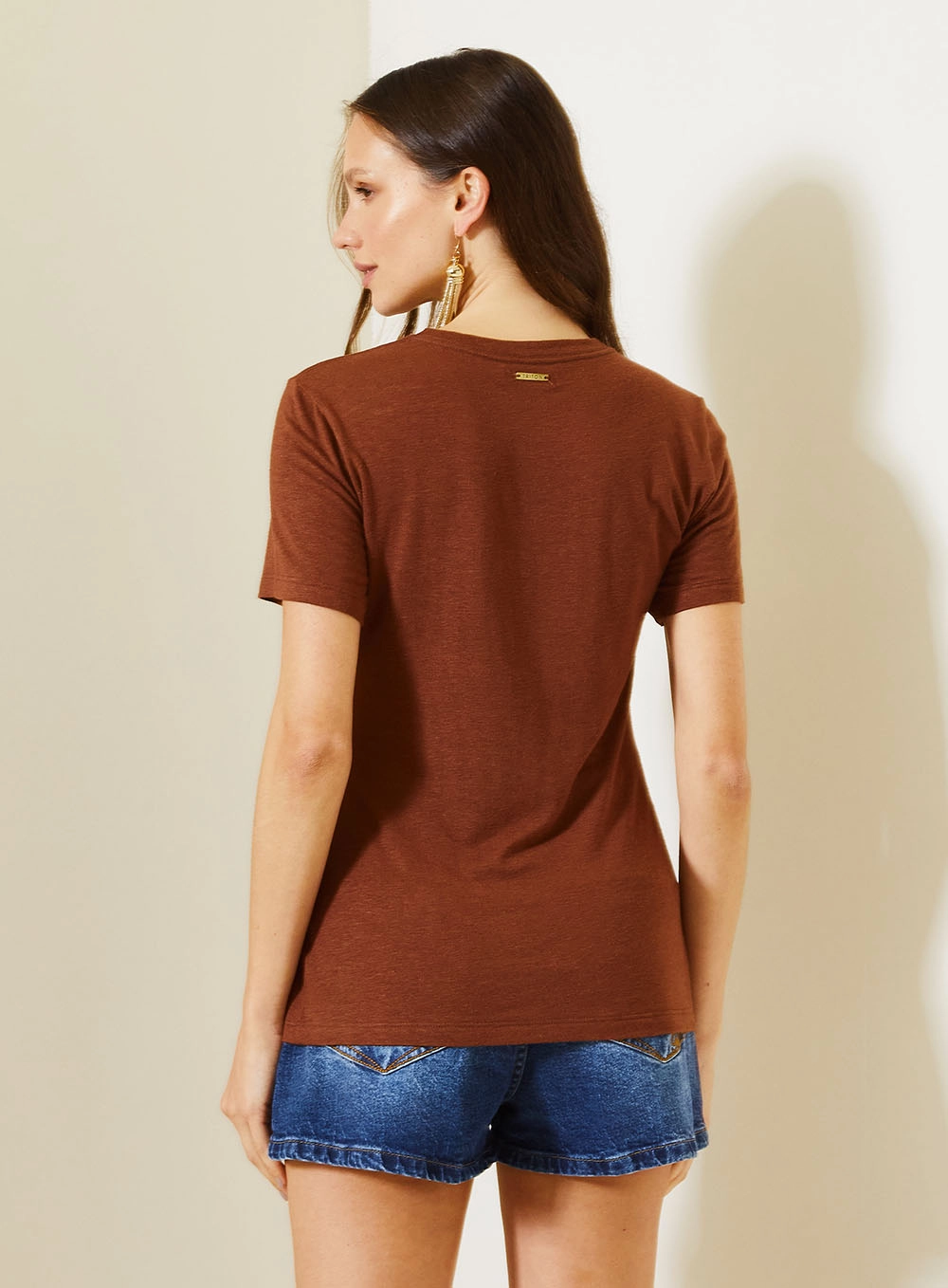 Camiseta Slim Feminina Com Decote Redondo Marrom 4