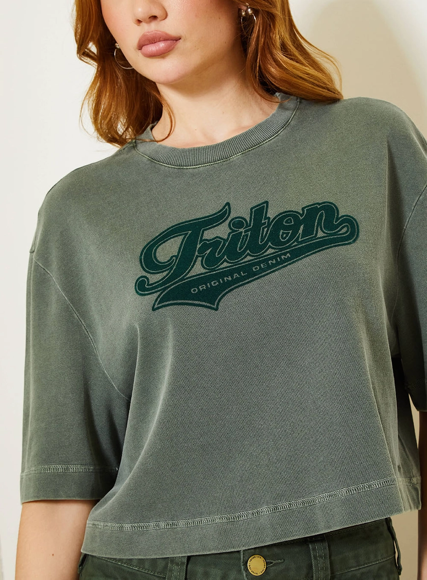 Camiseta Cropped Feminina Com Lettering Frontal Verde 4