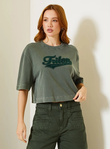 Camiseta Cropped Feminina Com Lettering Frontal