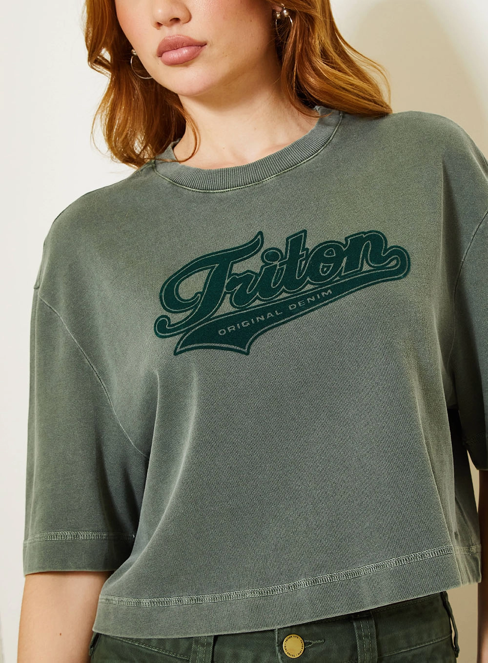 Camiseta Cropped Feminina Com Lettering Frontal Verde 4