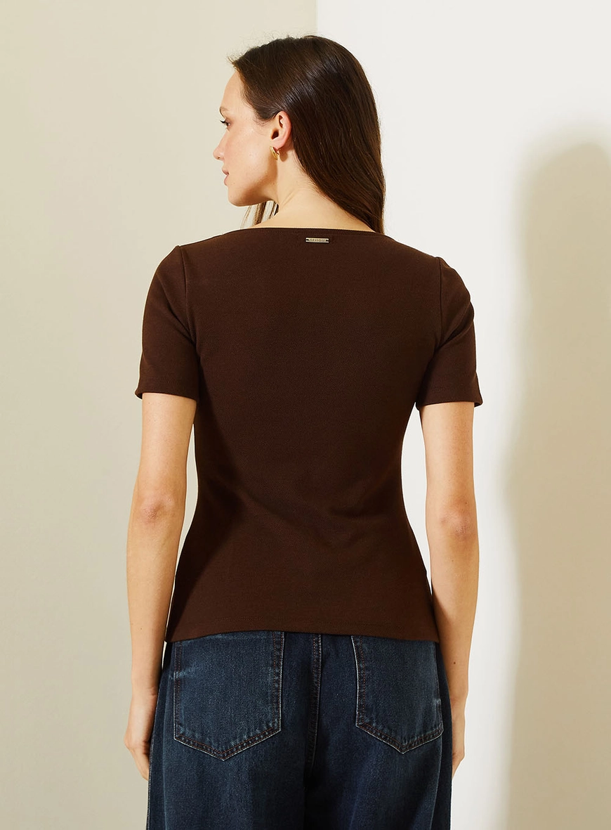 Camiseta Feminina Com Decote Coração E Manga Curta Marrom 3