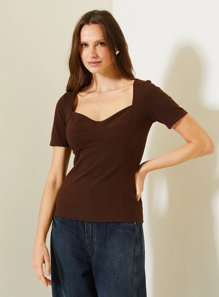 Camiseta Feminina Com Decote Coração E Manga Curta