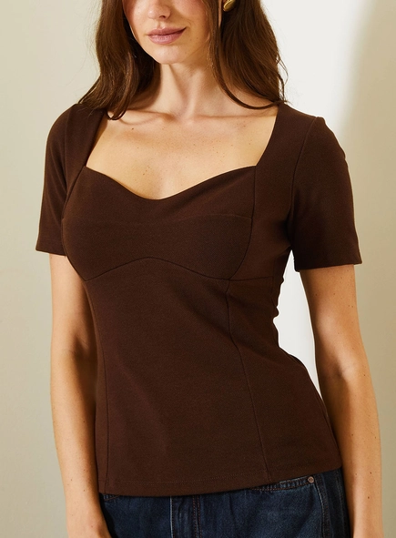 Camiseta Feminina Com Decote Coração E Manga Curta
