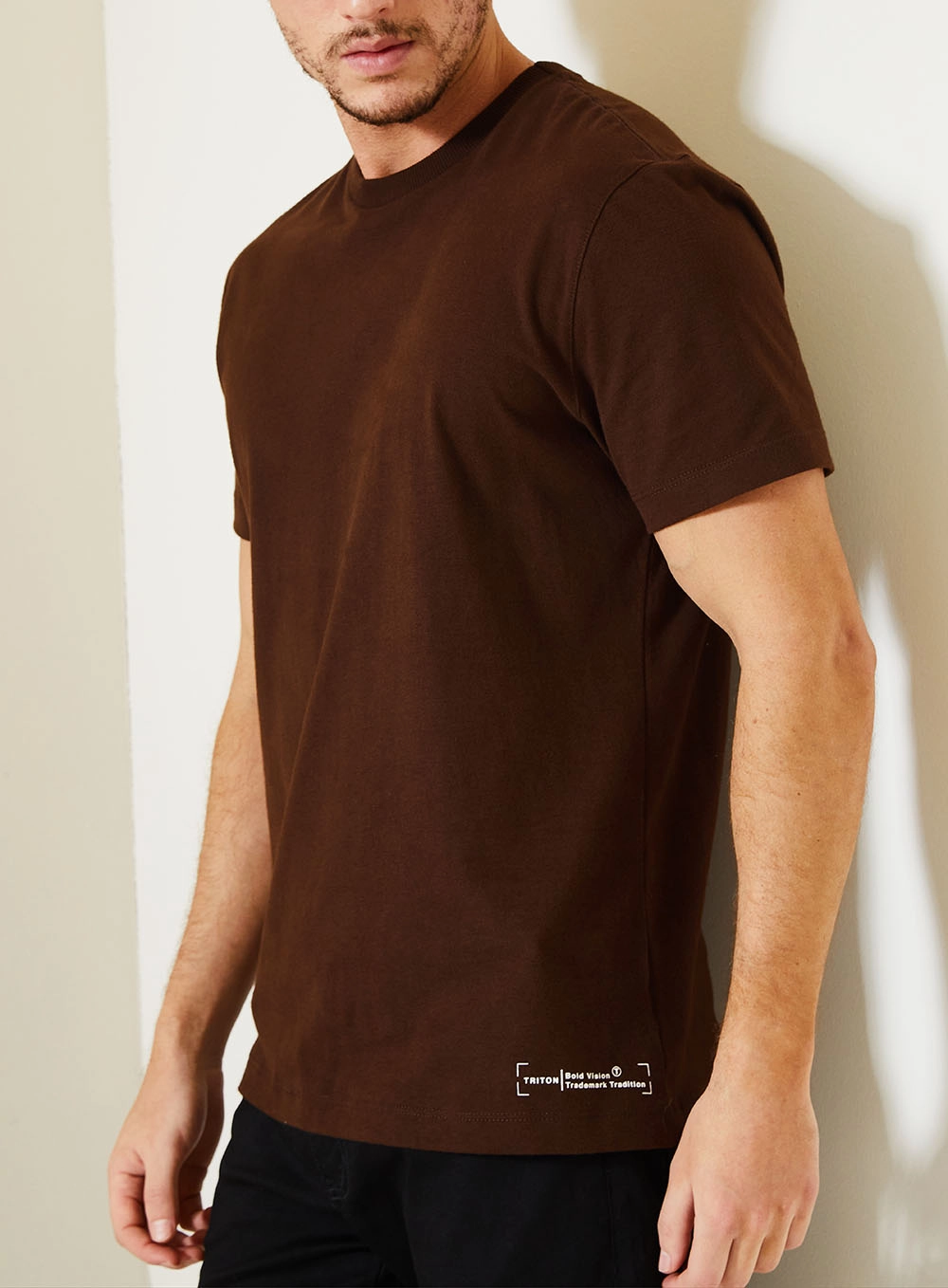 Camiseta Fit Com Gola Redonda E Barra Reta Marrom 2