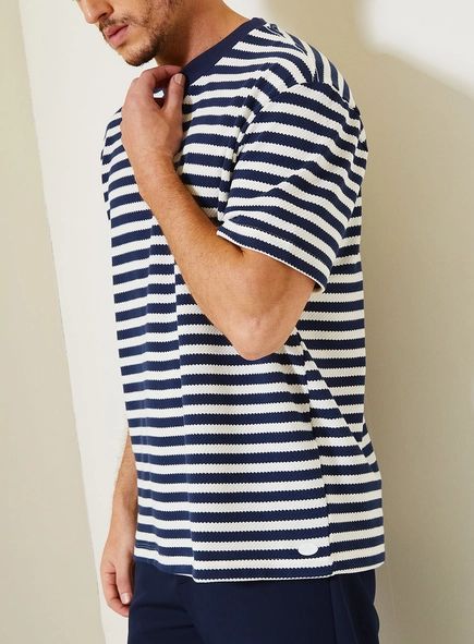 Camiseta Relaxed Estampada Com Gola Ribana