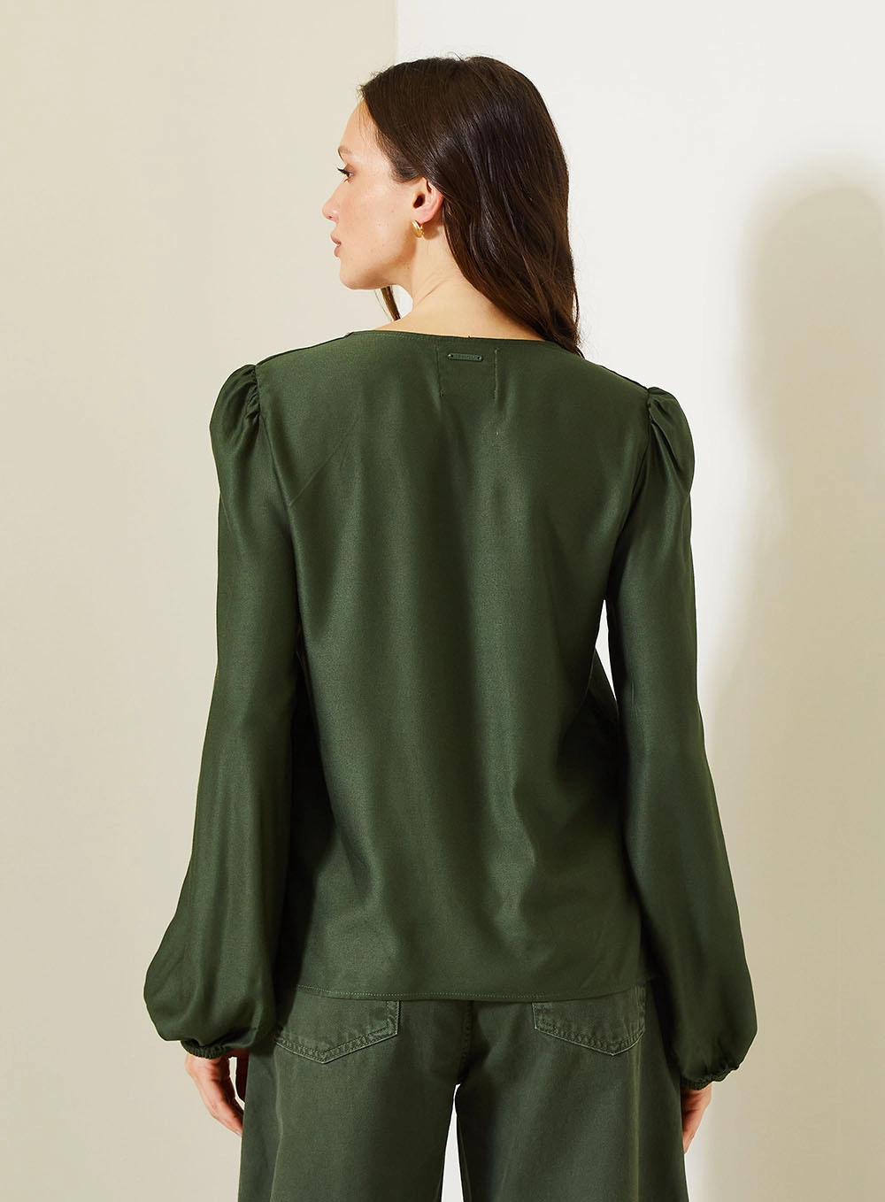 Blusa Comfort Decote V E Recorte Gota Com Apliques Verde 3