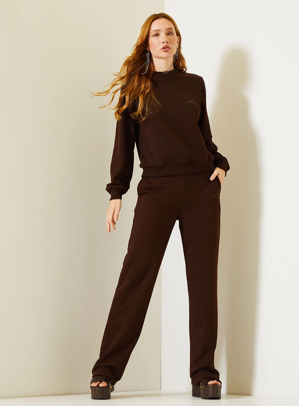 Blusão Comfort Feminino Com Gola Careca Marrom 4