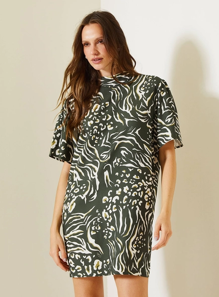 Vestido Curto T-shirt Com Gola Alta