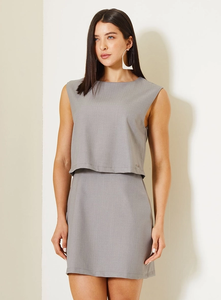 Vestido Curto Comfort Com Sobreposição Frontal