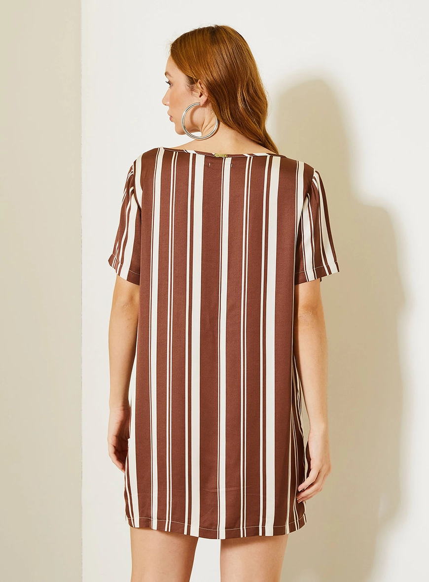 Vestido Curto Comfort Com Mangas Curtas Estampados 4