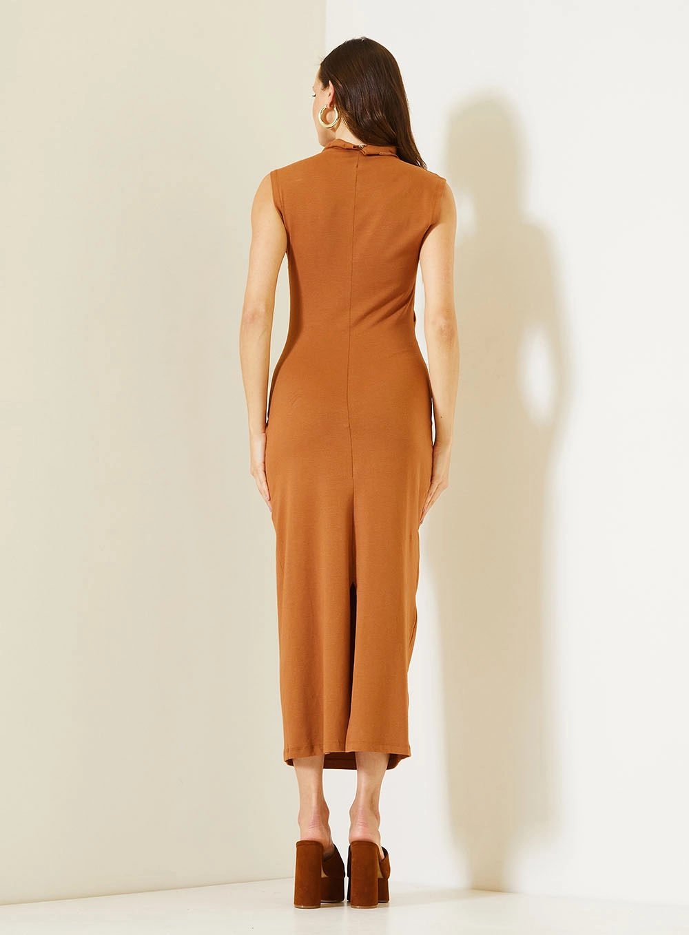 Vestido Midi Slim Canelado Com Gola Alta Marrom 3