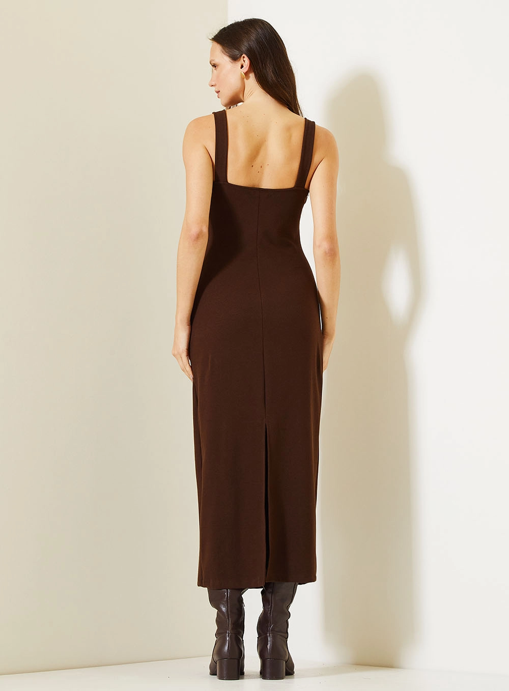 Vestido Longo Midi Canelado Com Busto Moldado Marrom 4