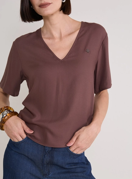 Camiseta Feminina Reta Com Decote V