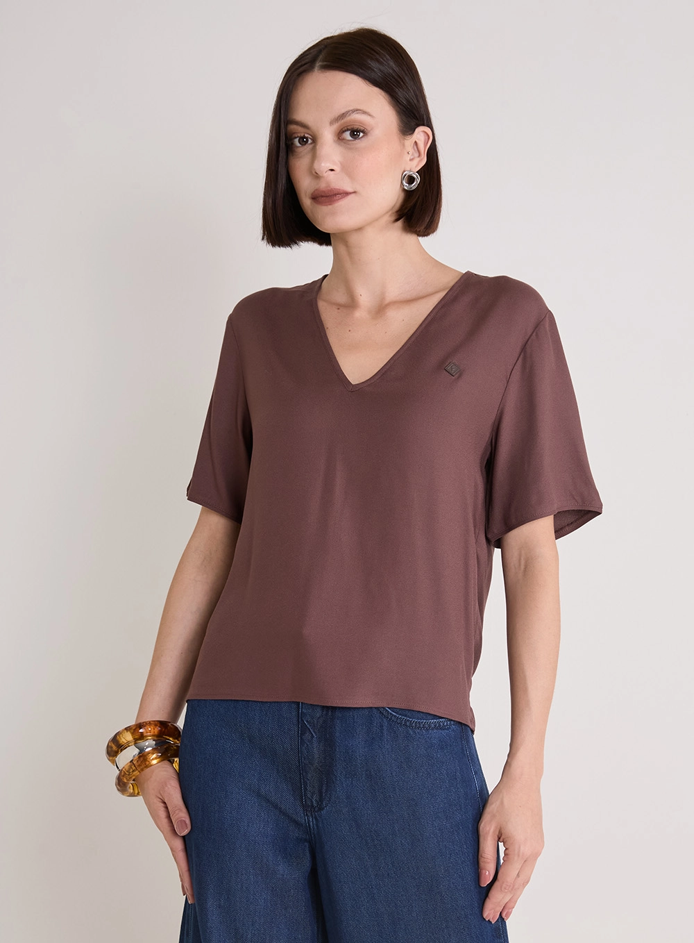 Camiseta Feminina Reta Com Decote V Marrom 1