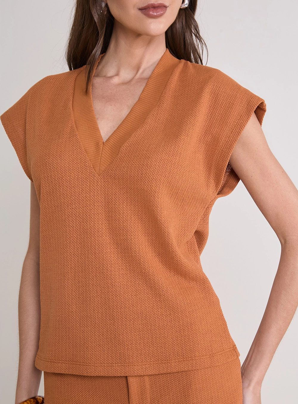 Blusa Solta Comfort Texturizada Decote V Bege 2