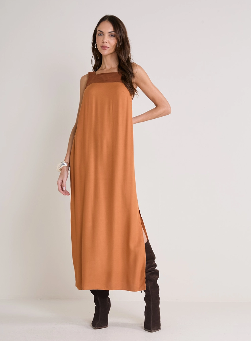 Vestido Longo Reto Suede Com Fenda Bege