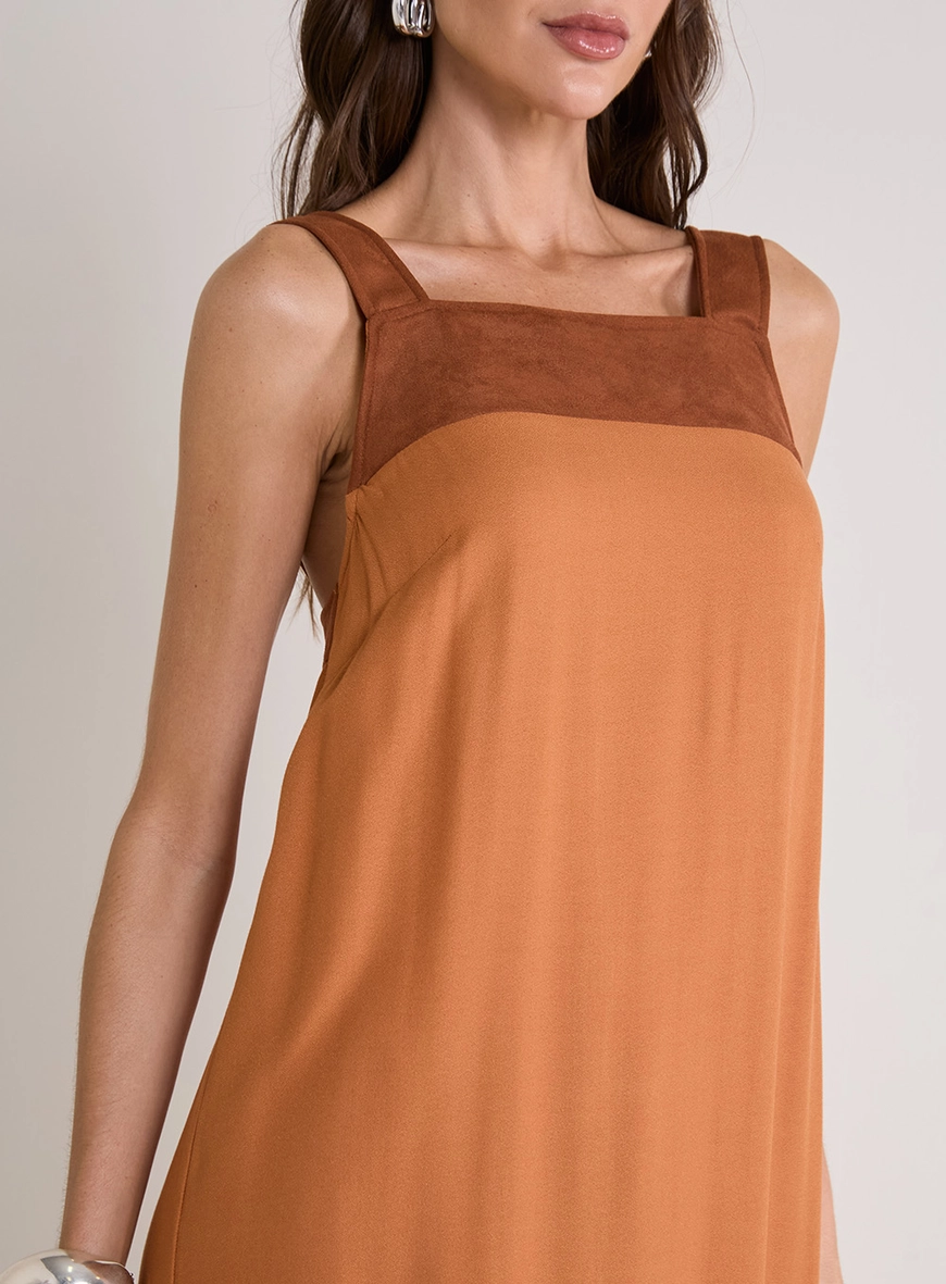 Vestido Longo Reto Suede Com Fenda Bege