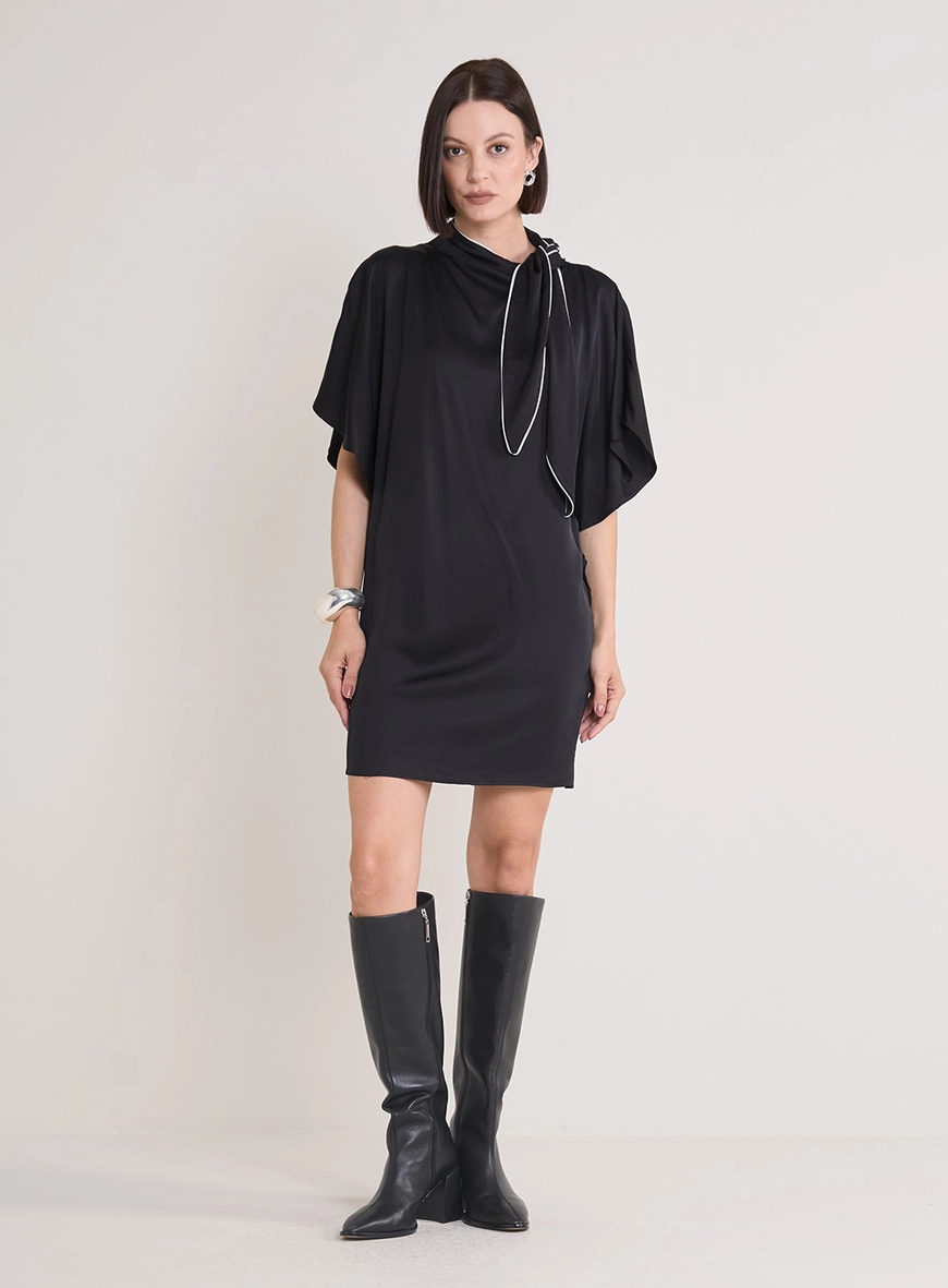 Vestido Curto Mangas Amplas E Gola Com Amarração Preto