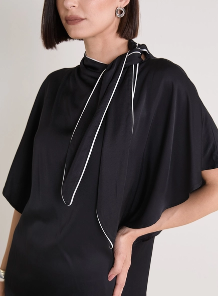 Vestido Curto Mangas Amplas E Gola Com Amarração