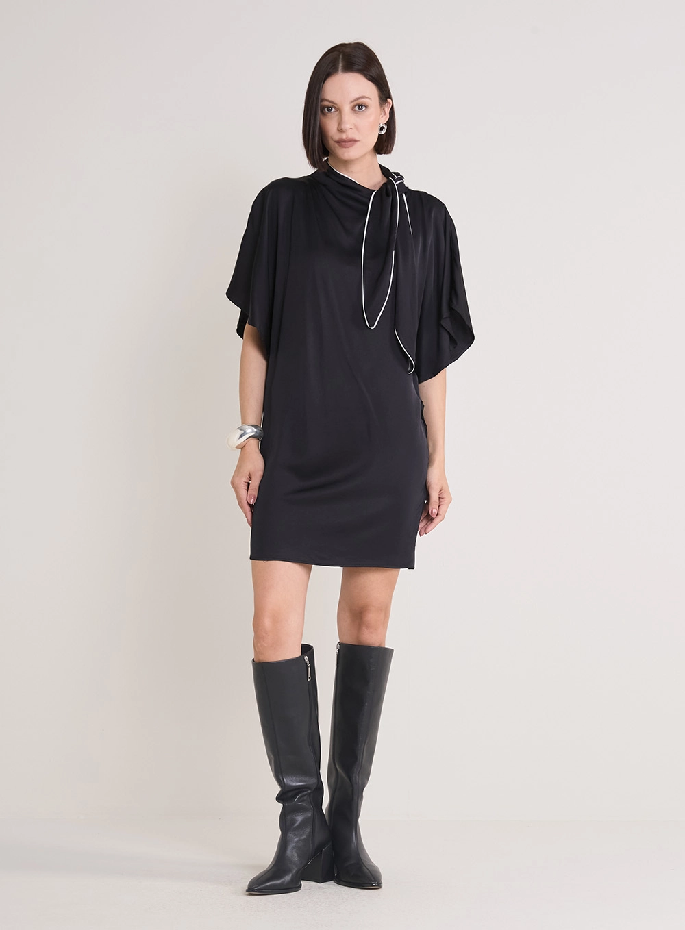 Vestido Curto Mangas Amplas E Gola Com Amarração Preto 1